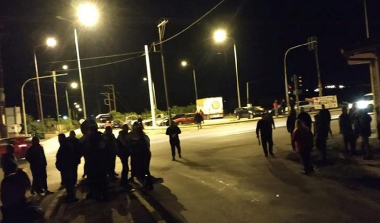 Νέο ξενοφοβικό «μπλόκο» στη Νάουσα – Αντιδράσεις κατοίκων στη μεταφορά προσφύγων