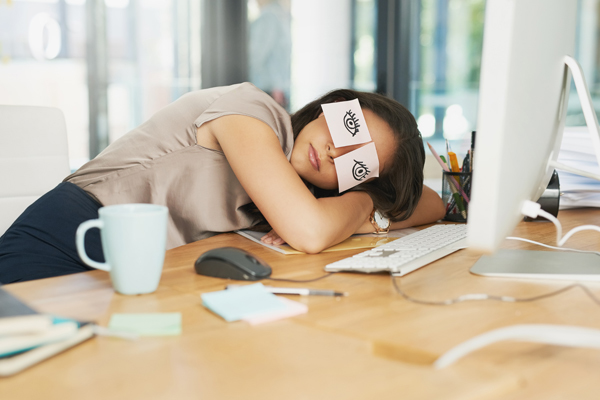 Power nap : Θα έπρεπε να επιτρέπεται στη δουλειά;
