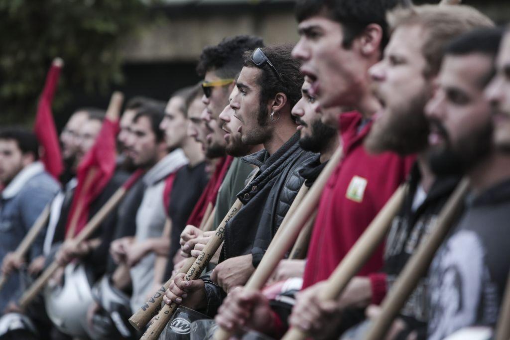 «Πότε θα κάνει ξαστεριά» τραγουδούν οι διαδηλωτές στην πορεία του Πολυτεχνείου