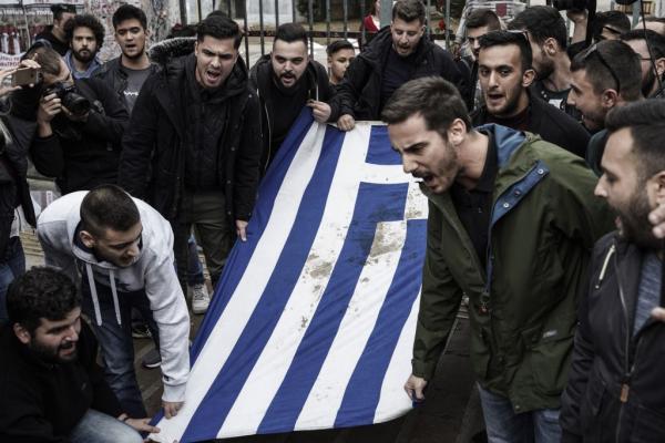 Πολυτεχνείο: Συνθήματα για το άσυλο κατά τη μεταφορά της σημαίας