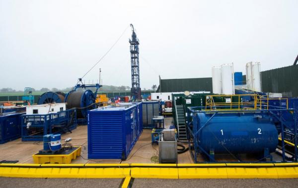 Βρετανία : Ο Τζόνσον σταματά… προεκλογικά την εξόρυξη πετρελαίου με τη μέθοδο fracking
