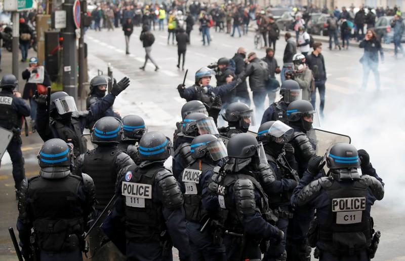 Παρίσι : Συλλήψεις και χρήση δακρυγόνων κατά των Κίτρινων Γιλέκων