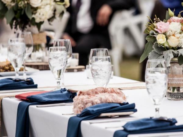 O «Βράχος» Ντουέιν Τζόνσον και ο Ντάνι Ντε Βίτο απρόσκλητοι σε γάμο