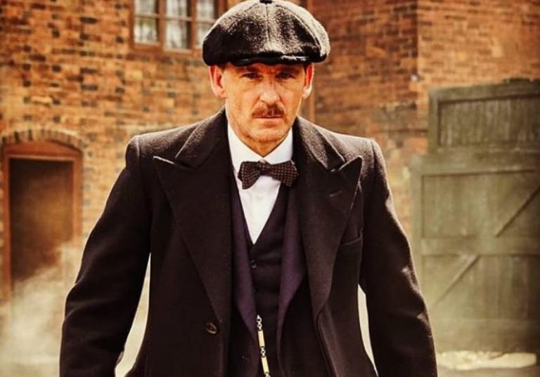 «Ερυθρόλευκος» ο Aρθουρ Σέλμπι των Ρeaky Blinders