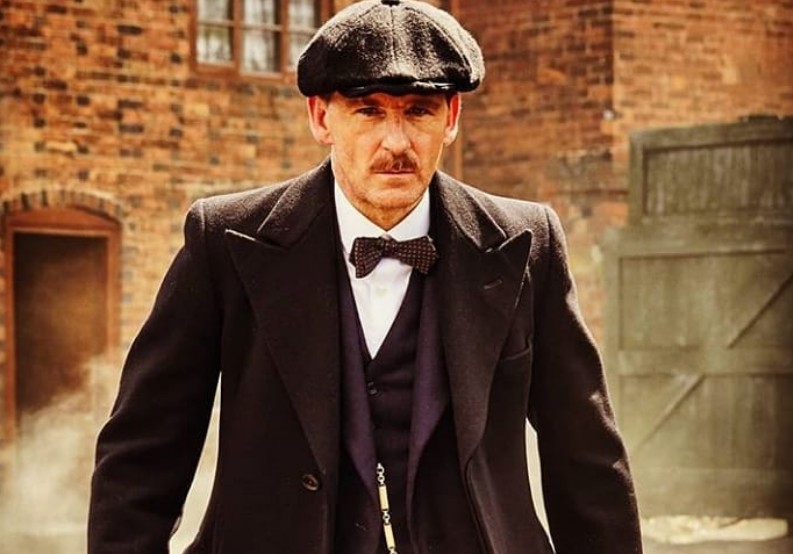 «Ερυθρόλευκος» ο Aρθουρ Σέλμπι των Ρeaky Blinders