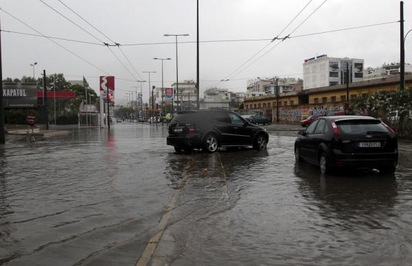 Πλημμύρισε η Πειραιώς κλειστή στο ύψος της Πέτρου Ράλλη
