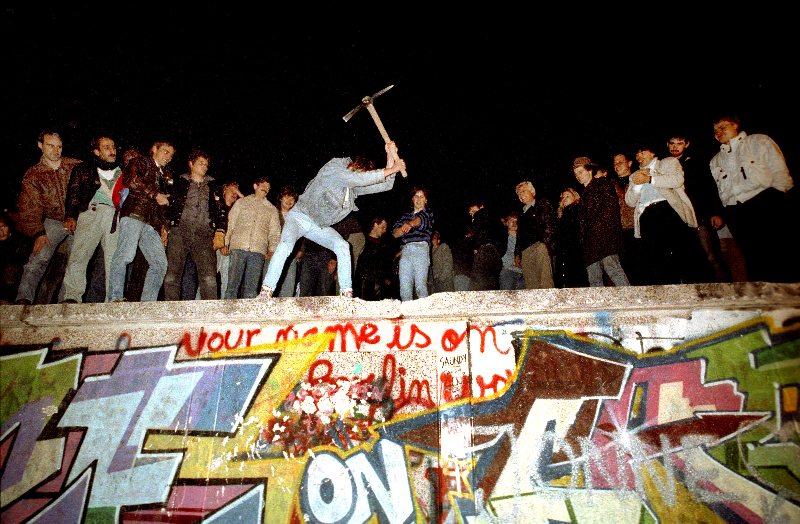 9 Νοεμβρίου 1989 : Το Τείχος του Αίσχους περνά στην ιστορία