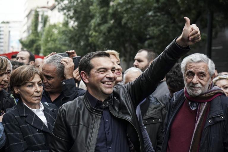 Με δερμάτινο μπουφάν και τζιν ο Τσίπρας στην πορεία