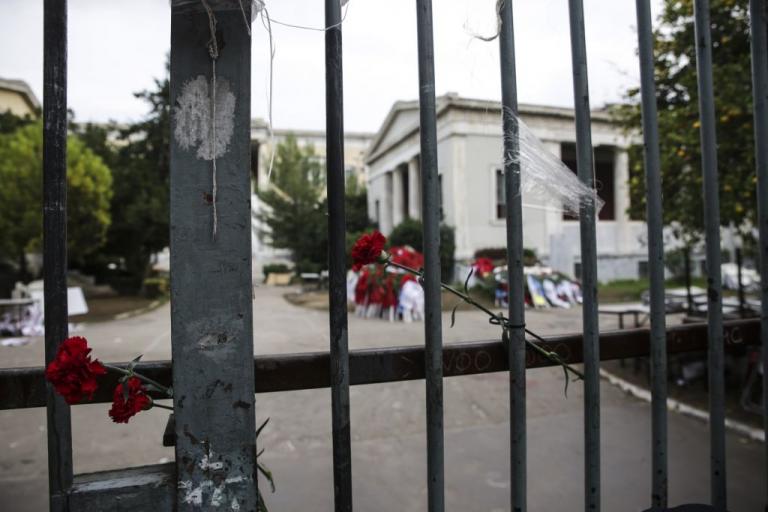 Πολυτεχνείο : «Αδέλφια ζείτε, εσείς μας οδηγείτε!»