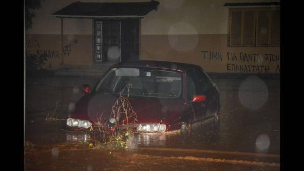 Συναγερμός στην Κινέτα : Εγκλωβισμένοι άνθρωποι, πλημμυρισμένα σπίτια, ακινητοποιημένα οχήματα