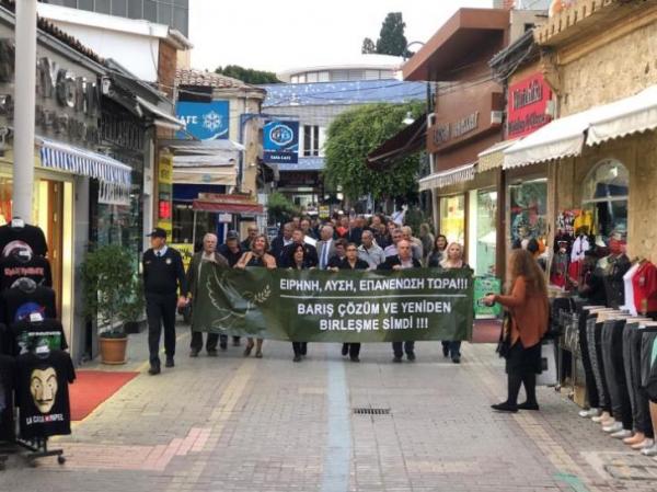 Ελληνοκύπριοι και Τουρκοκύπριοι διαδήλωσαν μαζί για λύση στο Κυπριακό