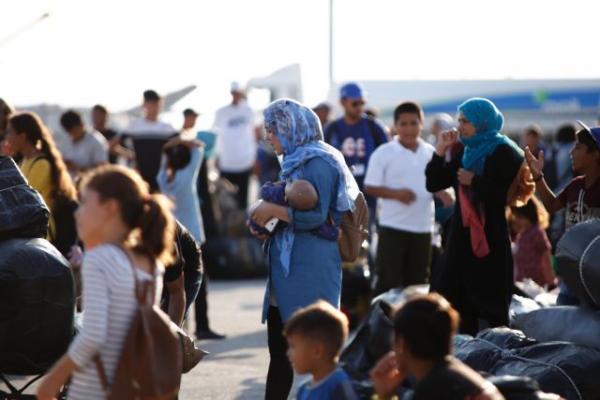 Αποσυμφόρηση νησιών : Στο λιμάνι του Πειραιά 72 πρόσφυγες