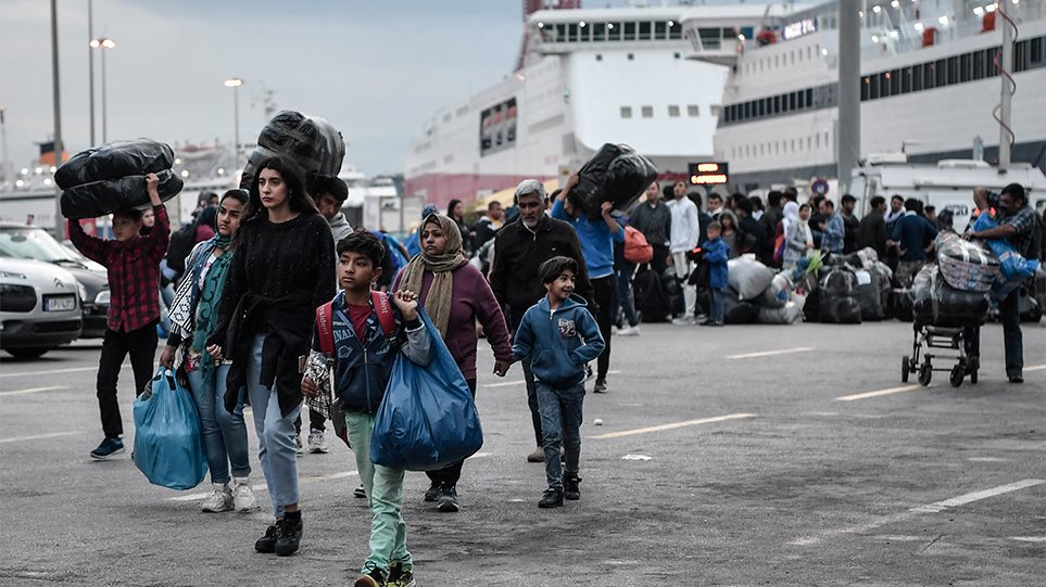 Στο λιμάνι του Πειραιά πάνω από 120 πρόσφυγες από το Αιγαίο