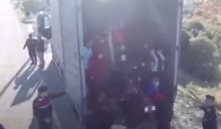 Βίντεο-ντοκουμέντο : Η στιγμή που 82 προσφυγόπουλα βγαίνουν από φορτηγό-ψυγείο στην Τουρκία
