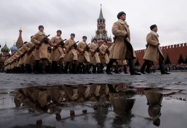 Μόσχα : Εντυπωσιακές εικόνες από την στρατιωτική παρέλαση στην Κόκκινη Πλατεία