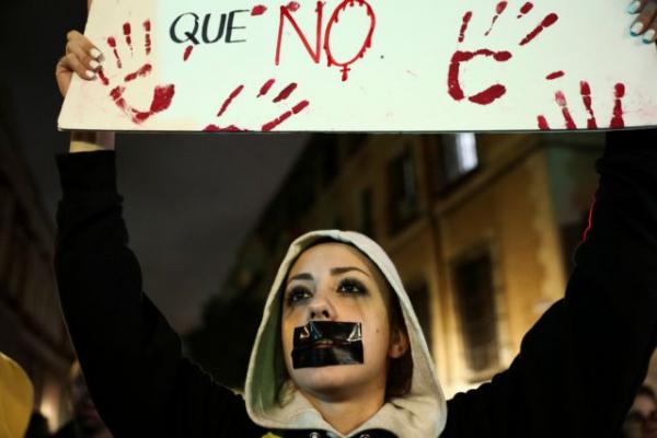 Ισπανία: Διαδήλωσαν κατά της απόφασης αθώωσης ανδρών για τον βιασμό 14χρονης