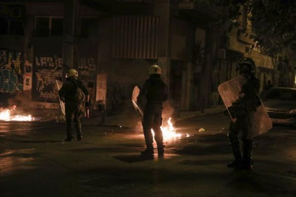 Χειροπέδες σε ηγετικό στέλεχος του Ρουβίκωνα για τα επεισόδια στα Εξάρχεια