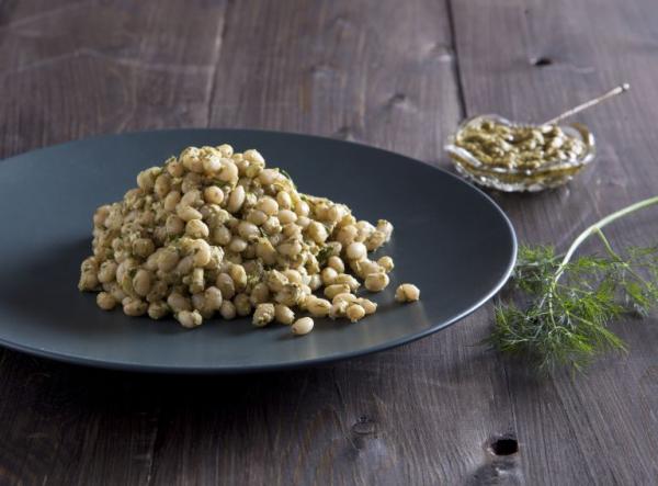 Σαλάτα με άσπρα φασόλια και πέστο βασιλικού