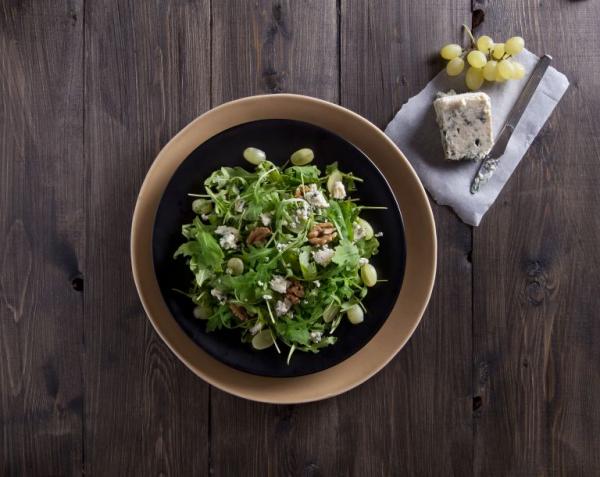 Σαλάτα με ρόκα, σταφύλι και μπλε τυρί