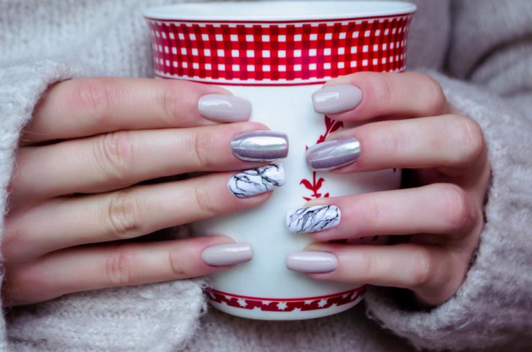 Τα συνηθισμένα λάθη που καταστρέφουν τα νύχια σας