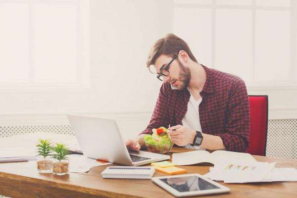 Δουλεύεις πολύ; Ώρα να φροντίσεις τη διατροφή σου!