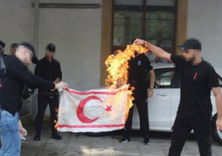 Οζερσάι : Αναγνωρίστηκαν τα άτομα που έκαψαν τη σημαία του ψευδοκράτους
