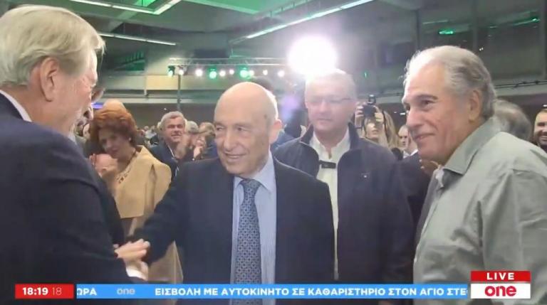 Η άφιξη του Κ. Σημίτη στο συνέδριο του ΠΑΣΟΚ