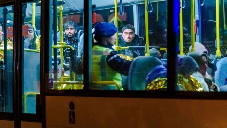 Θρίλερ στην Ολλανδία: Καλά στην υγεία τους οι πρόσφυγες που βρέθηκαν σε ψυχόμενο εμπορευματοκιβώτιο