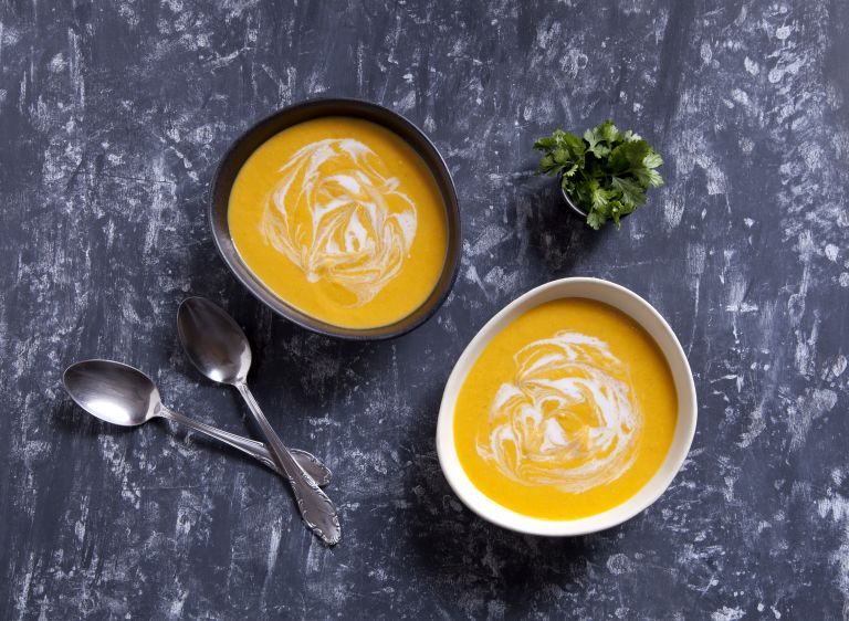 Σούπα καρότο με τζίντζερ και κρέμα καρύδας