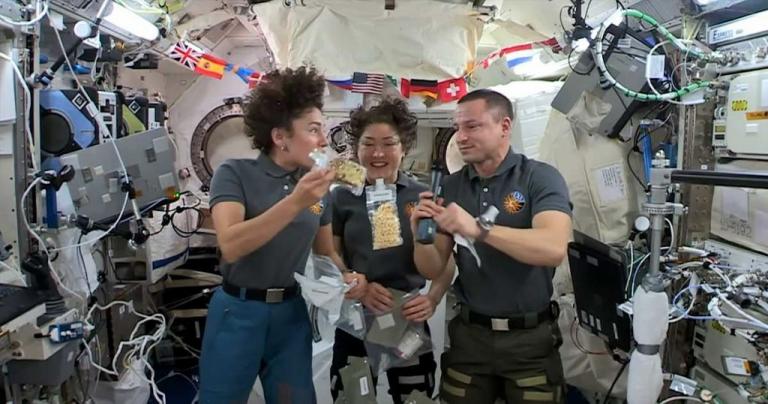 ΗΠΑ : Σε κλίμα Ευχαριστιών και Χριστουγέννων ακόμα και στο… διάστημα