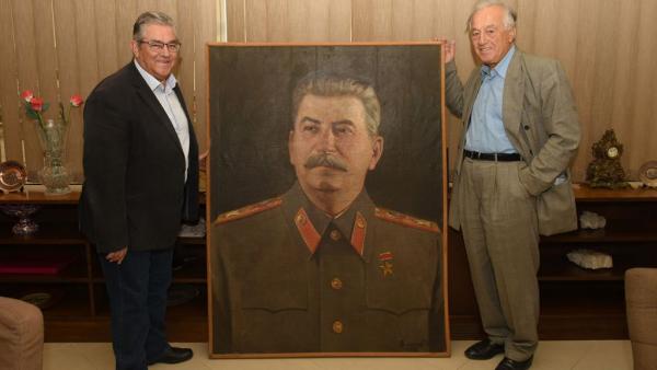 ΚΚΕ : Ο καθηγητής Μπάφας δώρισε στο αρχείο του κόμματος πίνακες των Λένιν και Στάλιν