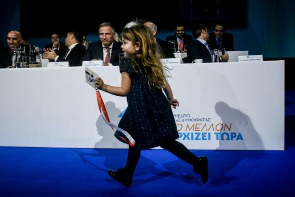 Η λιλιπούτεια… σύνεδρος της ΝΔ που έκλεψε την παράσταση