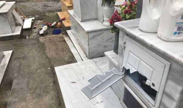 Καβάλα : Βανδάλισαν 50 τάφους στα δημοτικά κοιμητήρια