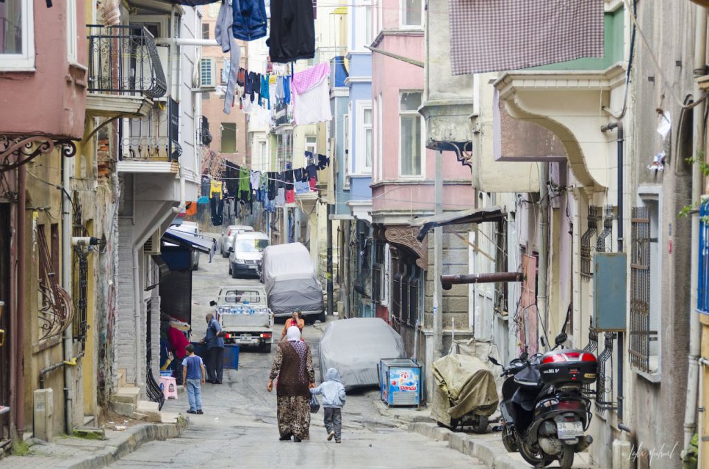 Κωνσταντινούπολη : «Ρομπέν των Φτωχών» ξεχρεώνει τα φτωχά νοικοκυριά