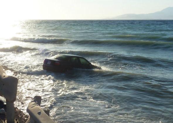 Χαλκιδική : Ταξί κατέληξε στη Θάλασσα λόγω κακοκαιρίας