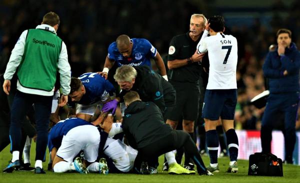 Σοκαριστικός τραυματισμός στο Εβερτον – Τότεναμ: Εγινε κομμάτια το πόδι του Αντρέ Γκόμες (Σκληρές εικόνες)