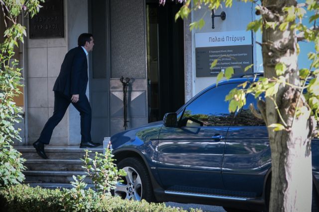 Ο Αλέξης Τσίπρας επισκέφτηκε τον Μανώλη Γλέζο στο νοσοκομείο