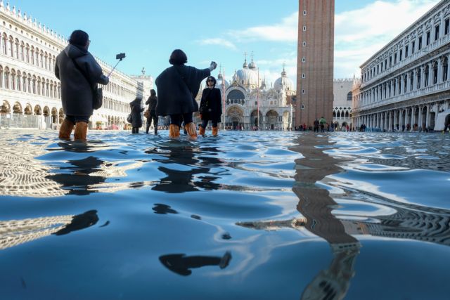 «Βουλιάζει» η Βενετία : Ήχησαν σειρήνες μετά τη νέα πλημμυρίδα – Συγκλονιστικές εικόνες