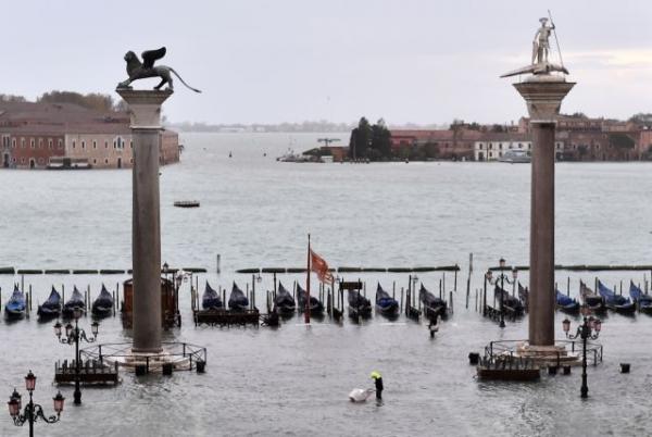 Εικόνες αποκάλυψης στη Βενετία – Έκλεισε η πλατεία του Αγ. Μάρκου μετά τη νέα πλημμύρα
