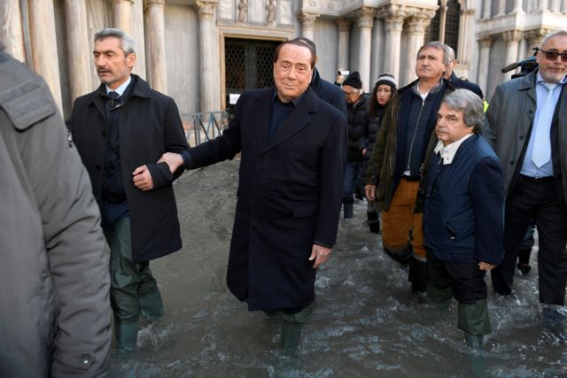 Βενετία :Ο Μπερλουσκόνι στην πλημμυρισμένη πόλη – Υποβασταζόμενος, φορώντας γαλότσες