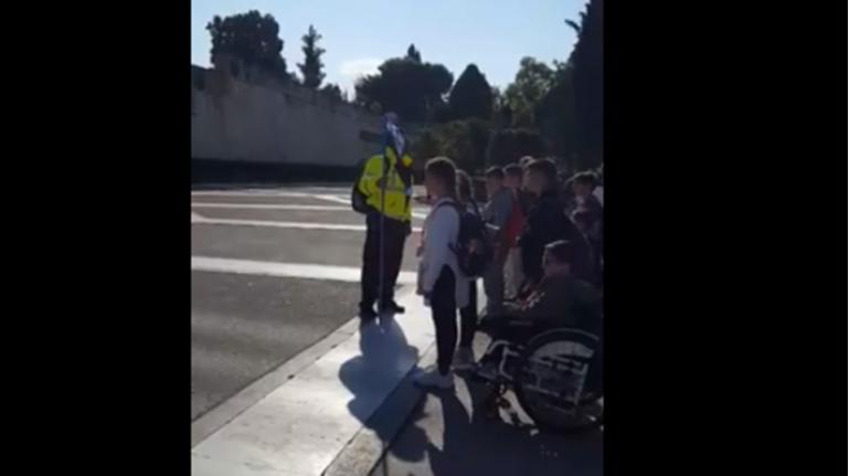 Σάλος με δάσκαλο που ζητά από παιδιά να «βαρέσουν προσοχή» στον Άγνωστο Στρατιώτη