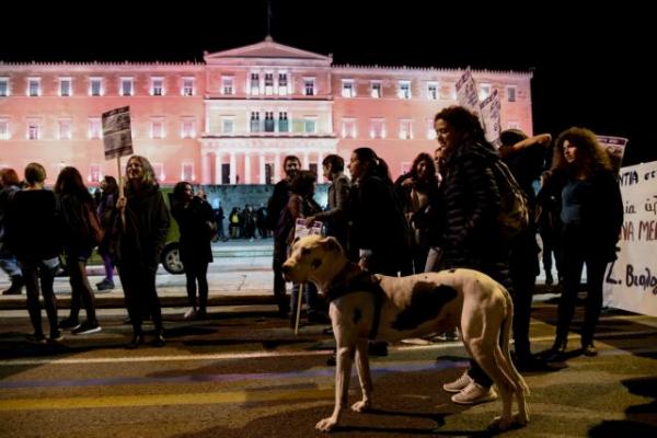Βία κατά των γυναικών : Κινητοποίηση στο κέντρο της Αθήνας κατά της κακοποίησης