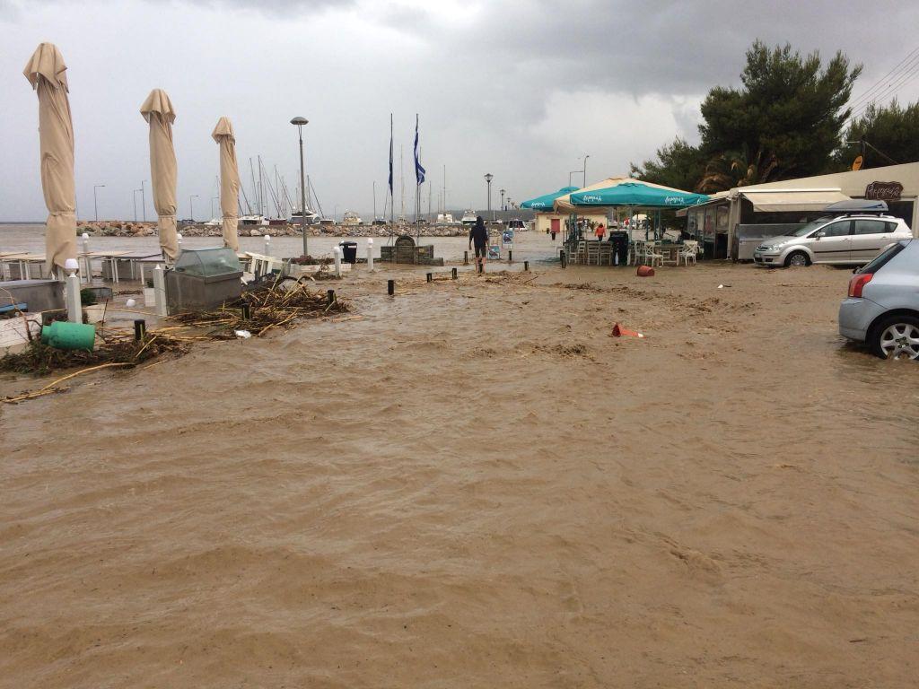 Ποτάμια οι δρόμοι στη Χαλκιδική – Απεγκλωβίστηκαν δύο γυναίκες από ΙΧ