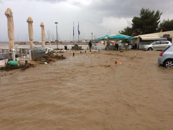 Ποτάμια οι δρόμοι στη Χαλκιδική – Απεγκλωβίστηκαν δύο γυναίκες από ΙΧ