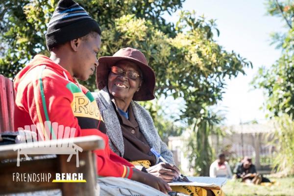 Γιαγιάδες σε ξύλινα παγκάκια νικούν την κατάθλιψη