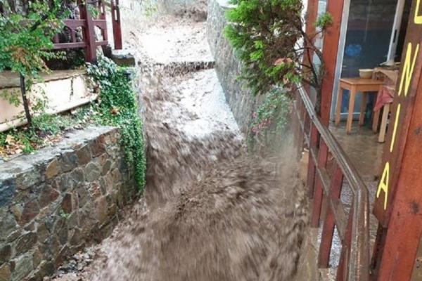 Κρήτη: Ορμητικός χείμαρρος «εισβάλλει» σε ταβέρνα και παρασύρει τα πάντα