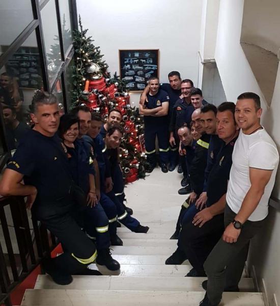 Πυροσβέστες στην Κρήτη στόλισαν χριστουγεννιάτικο δέντρο από… μάνικες
