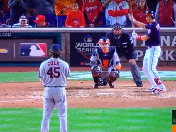 Μοντέλα ξεγυμνώθηκαν σε αγώνα μπέιζμπολ για καλό σκοπό