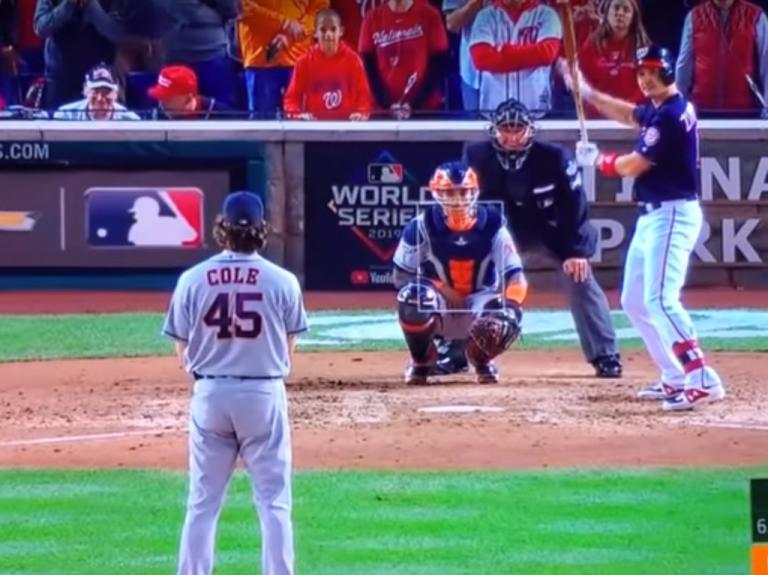 Μοντέλα ξεγυμνώθηκαν σε αγώνα μπέιζμπολ για καλό σκοπό