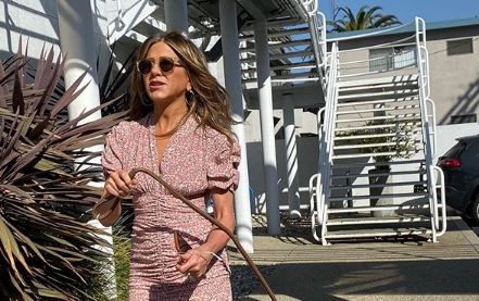 Τζένιφερ Άνιστον : Έσπασε τα κοντέρ στο Instagram